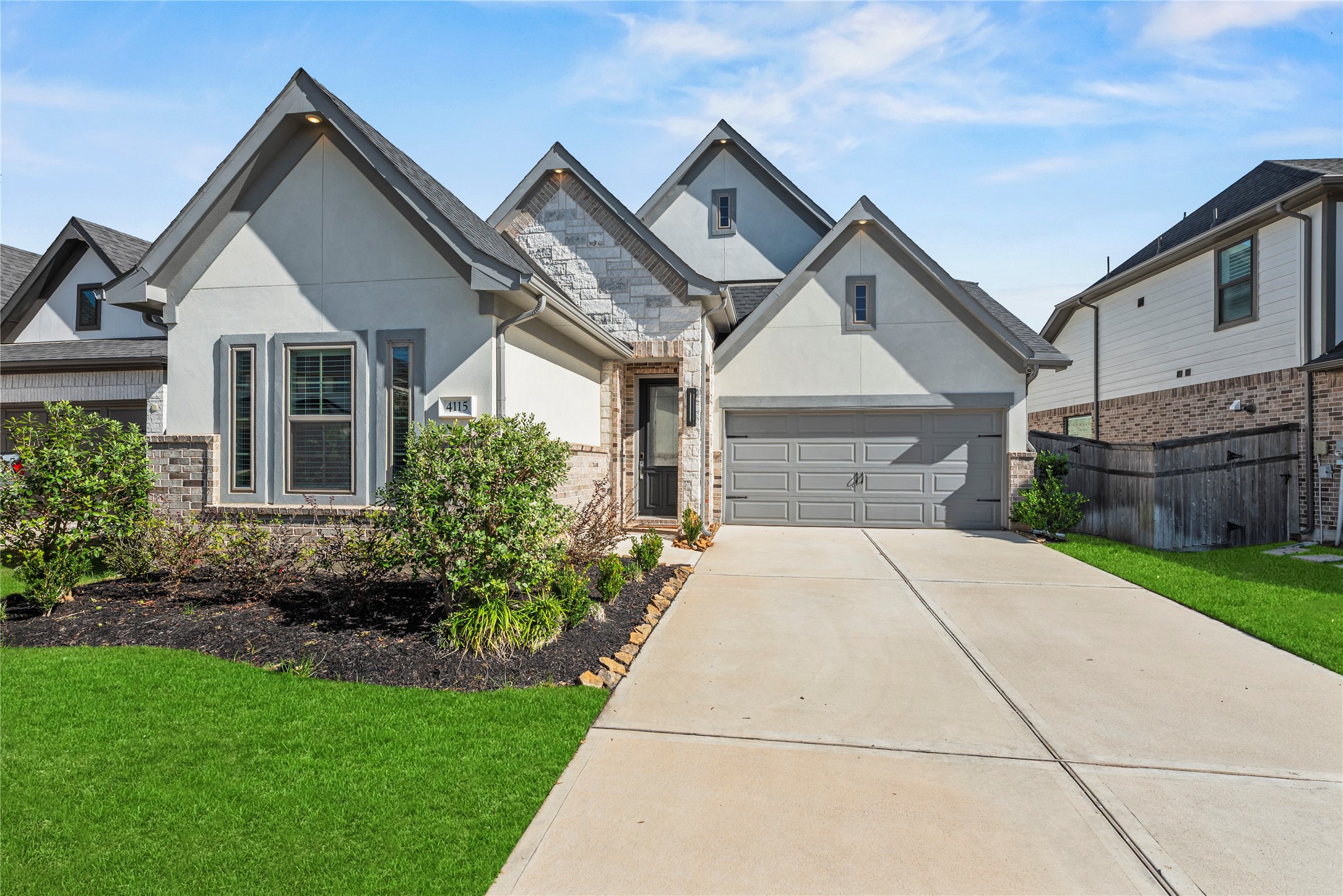 4115 Sherman Oak Ln 独栋住宅外观