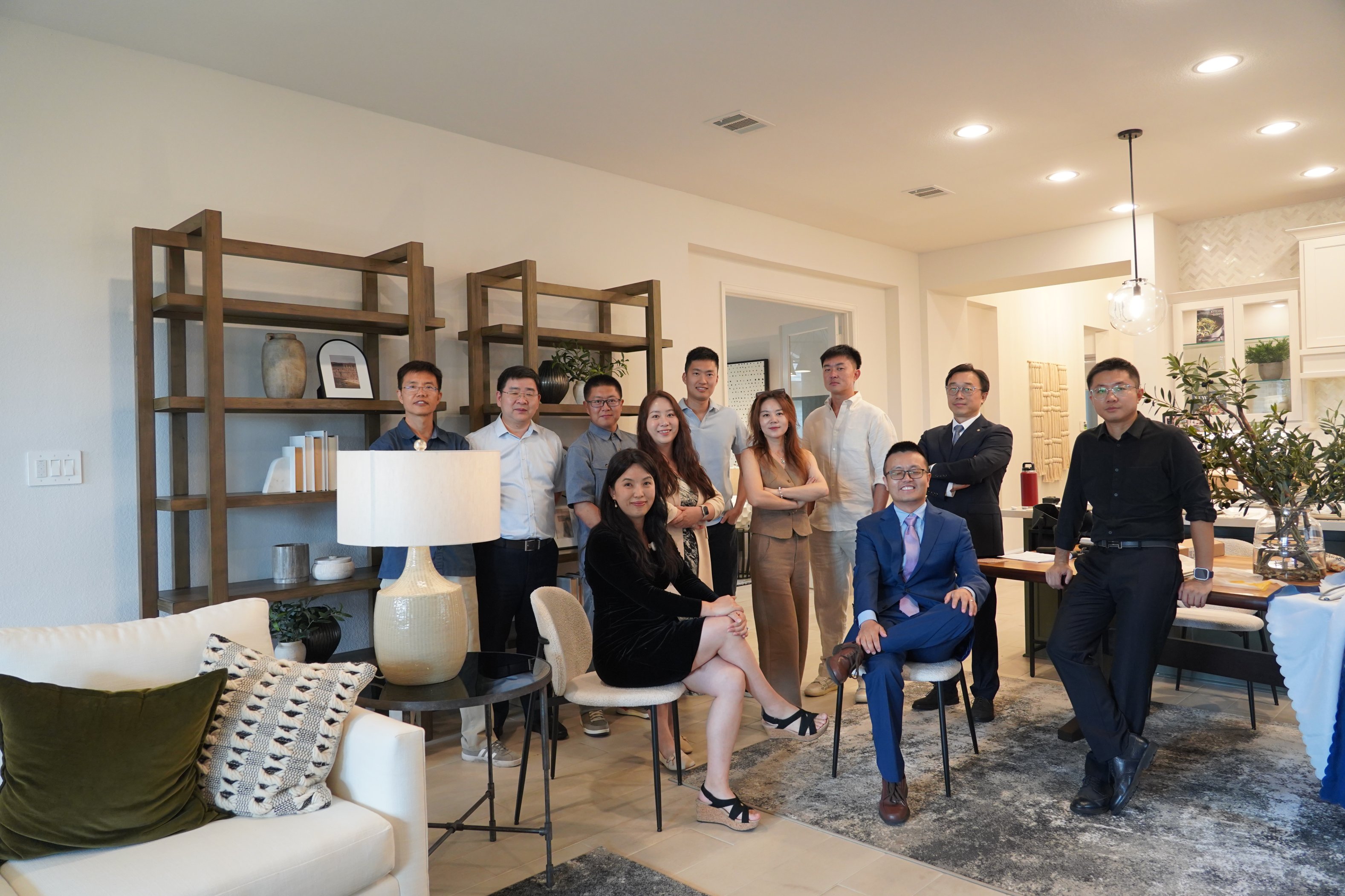 团队成员在样板房客厅合影